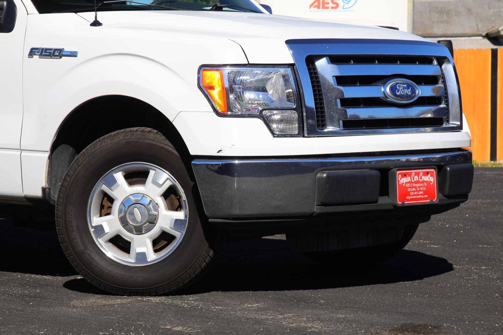 2010 WHITE FORD F-150 Lariat SuperCrew 5.5-ft. Bed 2WD (1FTEW1C81AK) with an 4.6L V8 SOHC 24V engine, 4-SPEED AUTOMATIC OR 6-SPEED AUTOMATIC transmission, located at 420 E. Kingsbury St., Seguin, TX, 78155, (830) 401-0495, 29.581060, -97.961647 - Photo#2